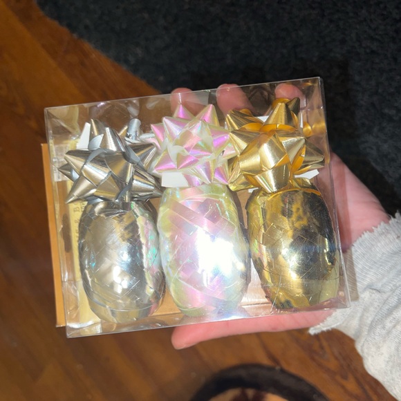 ⭐️New Holiday Ribbon In Pineapple Shapes Gold Silver & White Set Of 3 - Picture 5 of 7